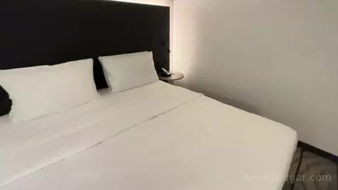 One King Room (#534) bed picture #7