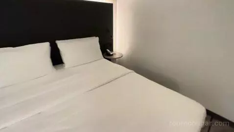 One King Room (#534) bed picture #9