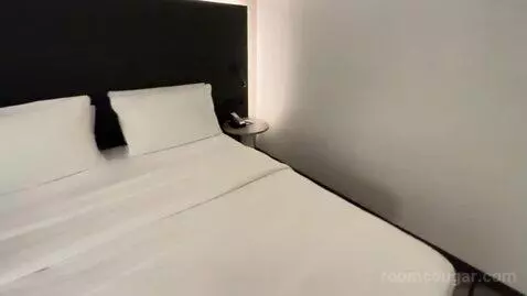 One King Room (#534) bed picture #10