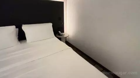 One King Room (#534) bed picture #12