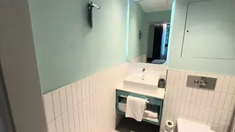King Room - High Floor (#420) bathroom picture #2