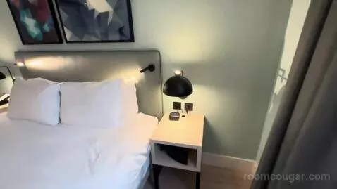 King Room - High Floor (#420) bed picture #3