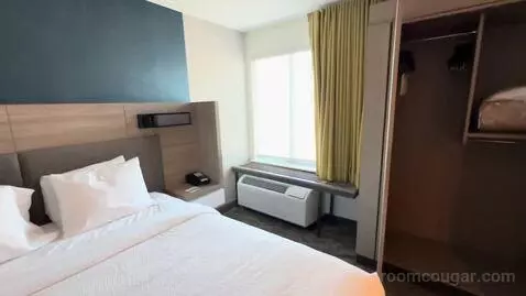 King Suite with Trundle Bed (#320) bed picture #10