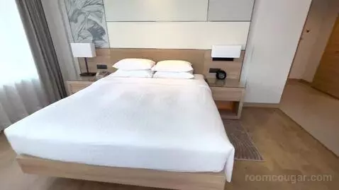 Renovated Deluxe King Room with City View - High Floor (#1102) bed picture #11