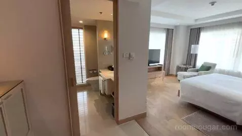 Renovated Deluxe King Room with City View - High Floor (#1102) bed picture #3