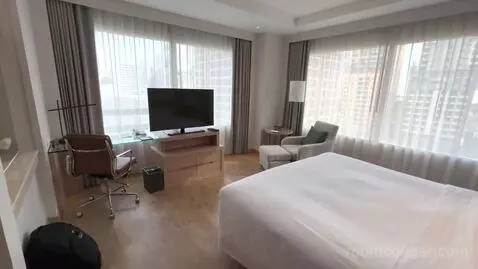 Renovated Deluxe King Room with City View - High Floor (#1102) bed picture #4