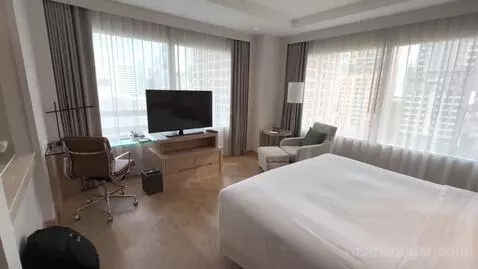 Renovated Deluxe King Room with City View - High Floor (#1102) bed picture #5