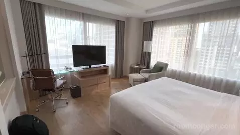 Renovated Deluxe King Room with City View - High Floor (#1102) bed picture #6