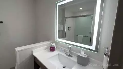 Standard Room (#412) bathroom picture #2