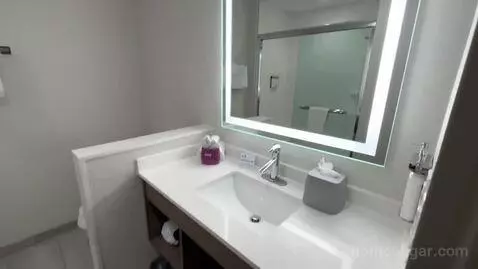 Standard Room (#412) bathroom picture #4