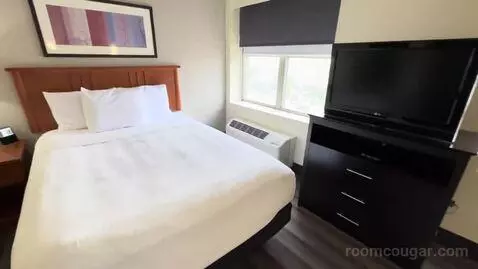 Queen Studio Suite (#608) bed picture #6