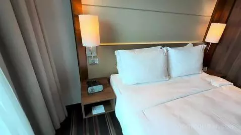 Queen Room with City View (#611) bed picture #2