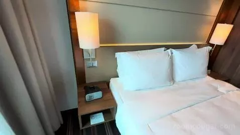 Queen Room with City View (#611) bed picture #4