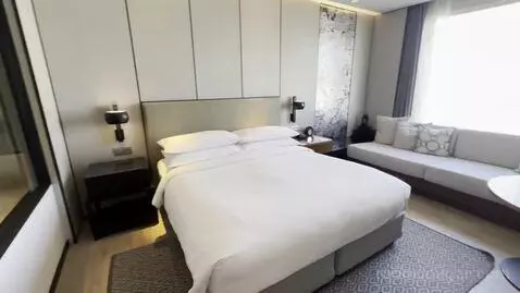 M Suite with Club Lounge Access (#1610) bed picture #1