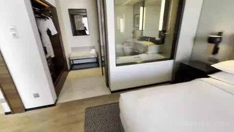 M Suite with Club Lounge Access (#1610) bed picture #4