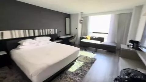 Premium King Room with Lake View (#3316) bed picture #1