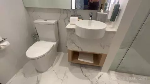 Deluxe King Room with City View bathroom picture #2