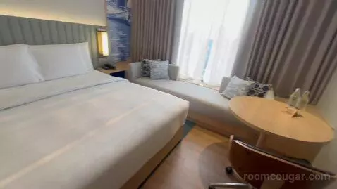 Deluxe King Room with City View bed picture #4