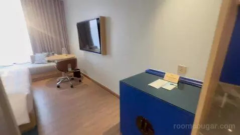 Deluxe King Room with City View bed picture #10