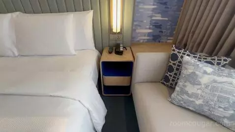 Deluxe King Room with City View bed picture #7