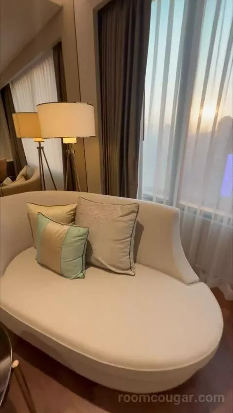 1 King Premium Club Lounge Access bed picture #5