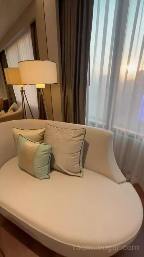 1 King Premium Club Lounge Access bed picture #6
