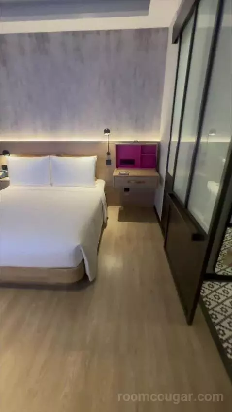 Deluxe Queen Room with City View (#2802) bed picture #1