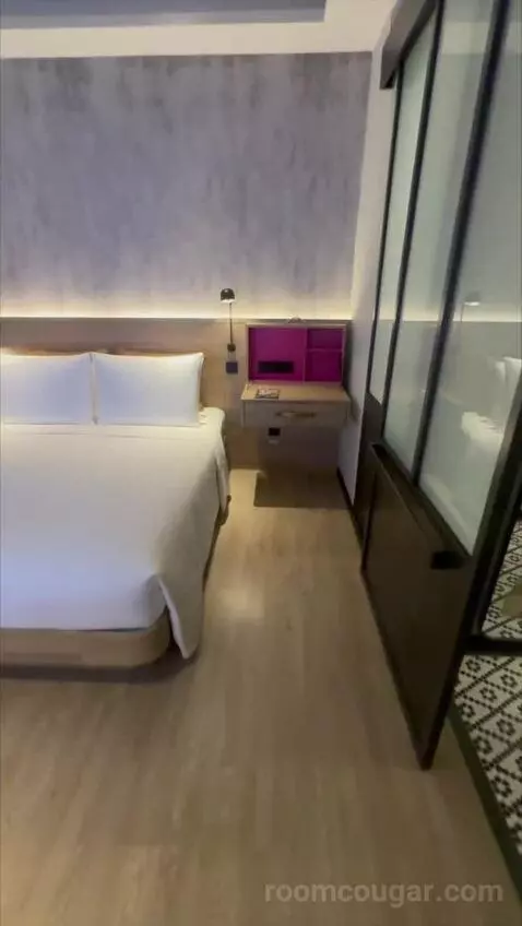 Deluxe Queen Room with City View (#2802) bed picture #2