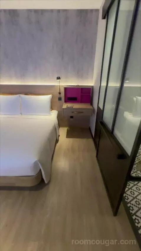 Deluxe Queen Room with City View (#2802) bed picture #3