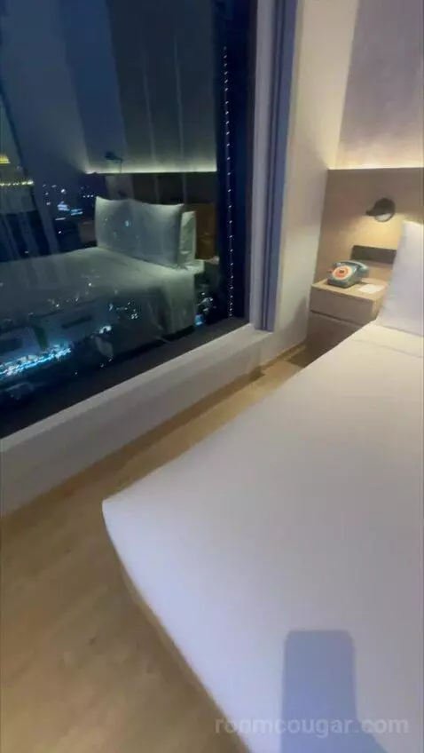 Deluxe Queen Room with City View (#2802) bed picture #7