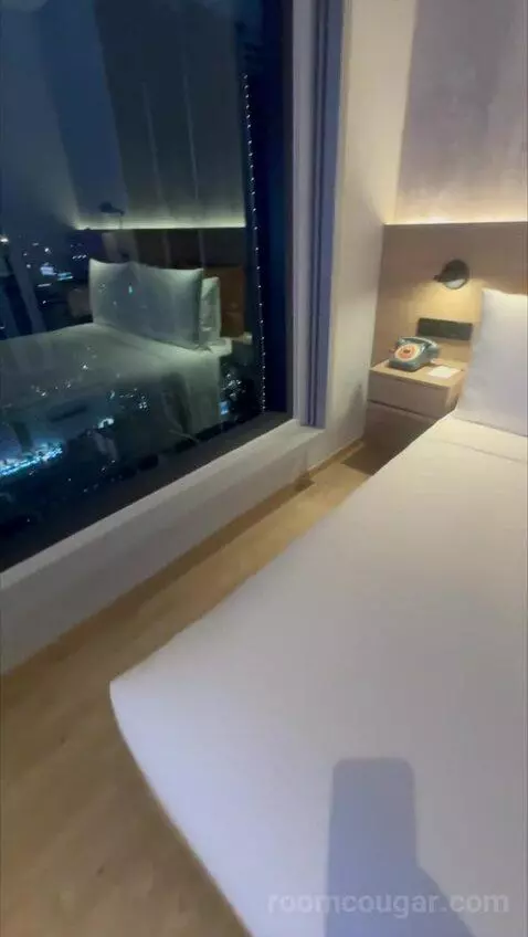 Deluxe Queen Room with City View (#2802) bed picture #8