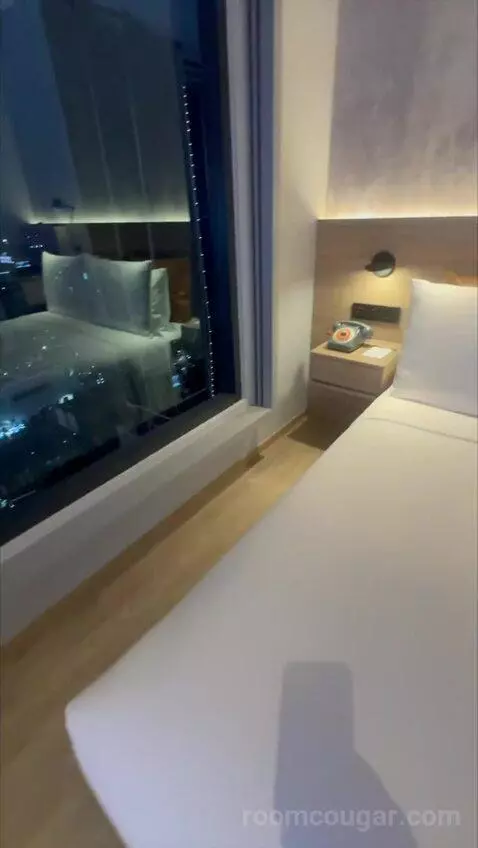 Deluxe Queen Room with City View (#2802) bed picture #9