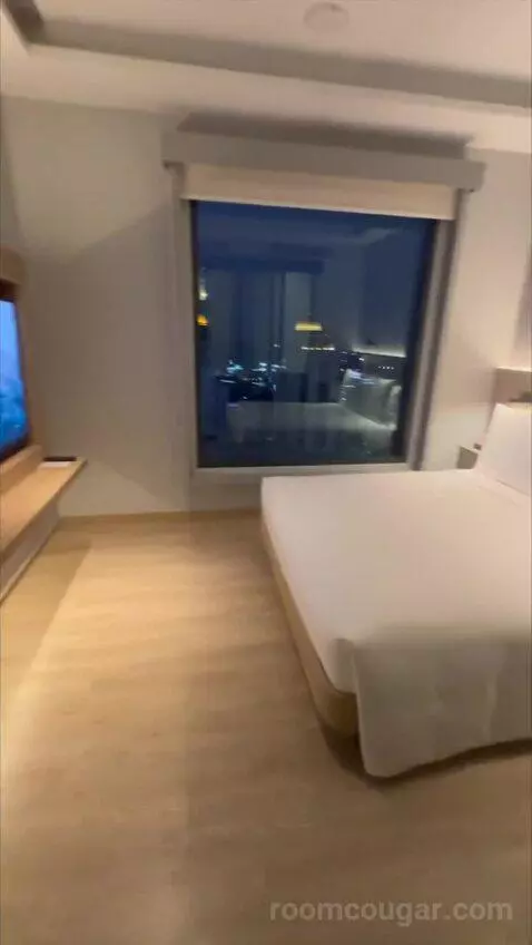 Deluxe Queen Room with City View (#2802) bed picture #10