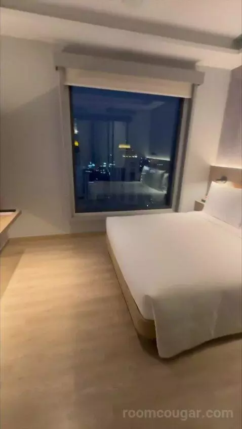 Deluxe Queen Room with City View (#2802) bed picture #11
