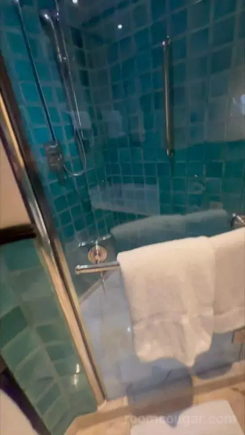 1 King Bed, High Floor bathroom picture #8