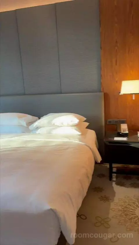 King Room (#810) bed picture #4