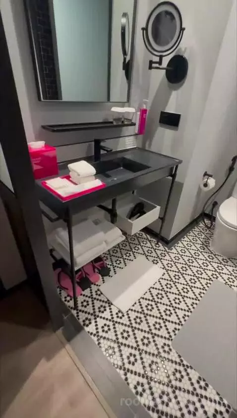 Twin Room with City View bathroom picture #1