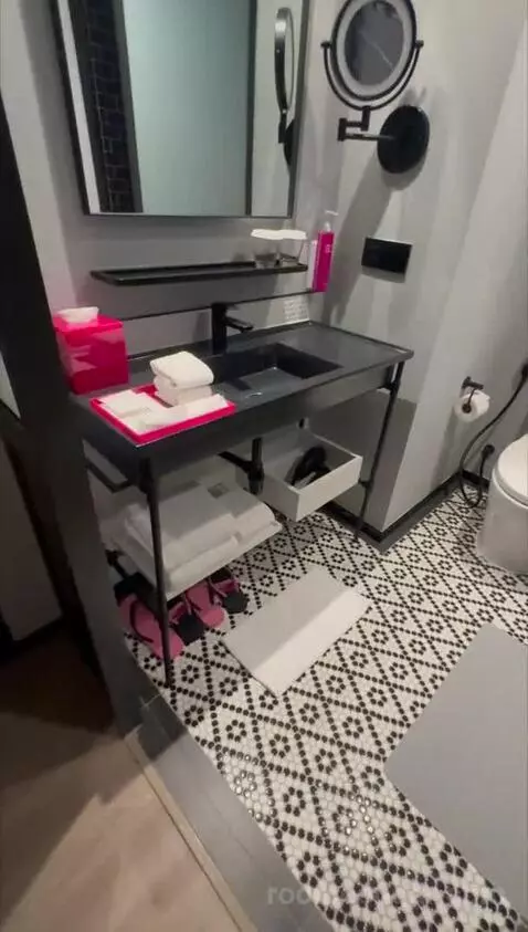 Twin Room with City View bathroom picture #2