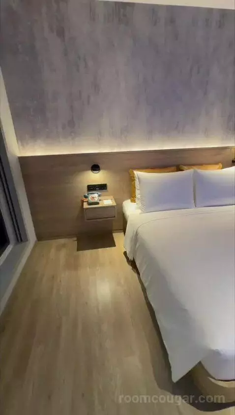 Queen Room with City View (#2707) bed picture #1