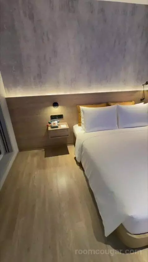 Queen Room with City View (#2707) bed picture #3