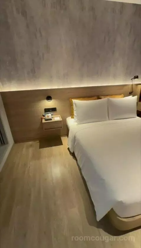 Queen Room with City View (#2707) bed picture #4