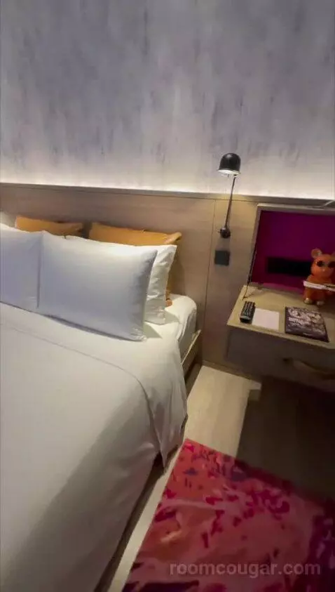 Queen Room with City View (#2707) bed picture #10