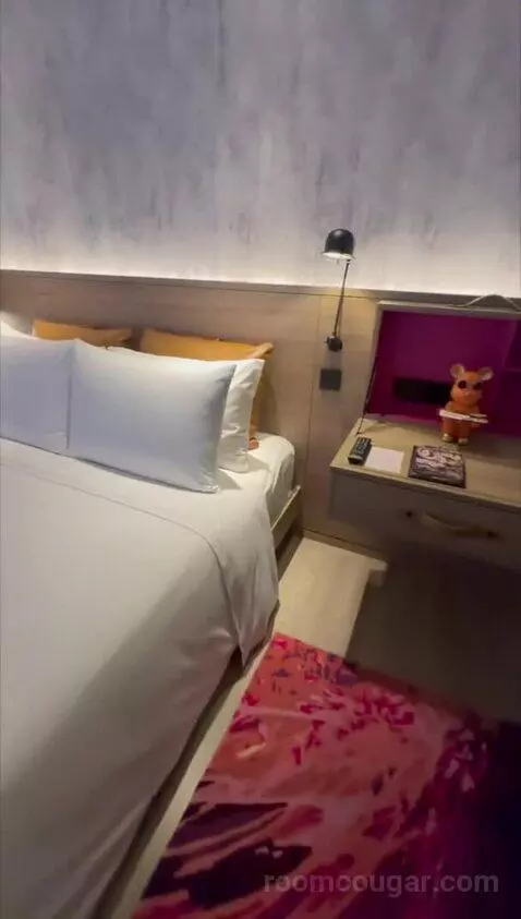 Queen Room with City View (#2707) bed picture #12