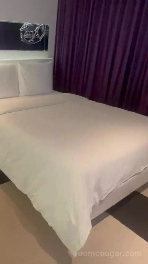 2 Queen Beds, Corner, Cool Guest Room bed picture #5