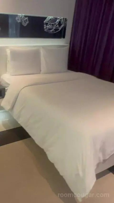 2 Queen Beds, Corner, Cool Guest Room bed picture #7