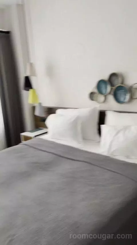 Swim Up Suite bed picture #7