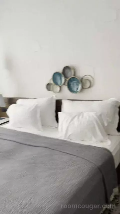 Swim Up Suite bed picture #9