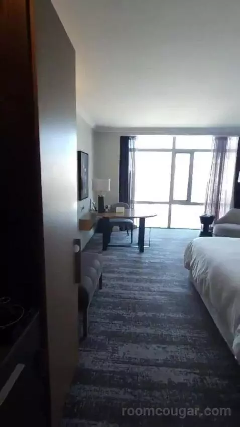 Executive King Room bed picture #2
