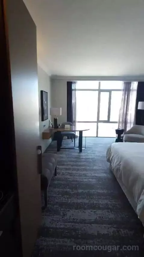 Executive King Room bed picture #3