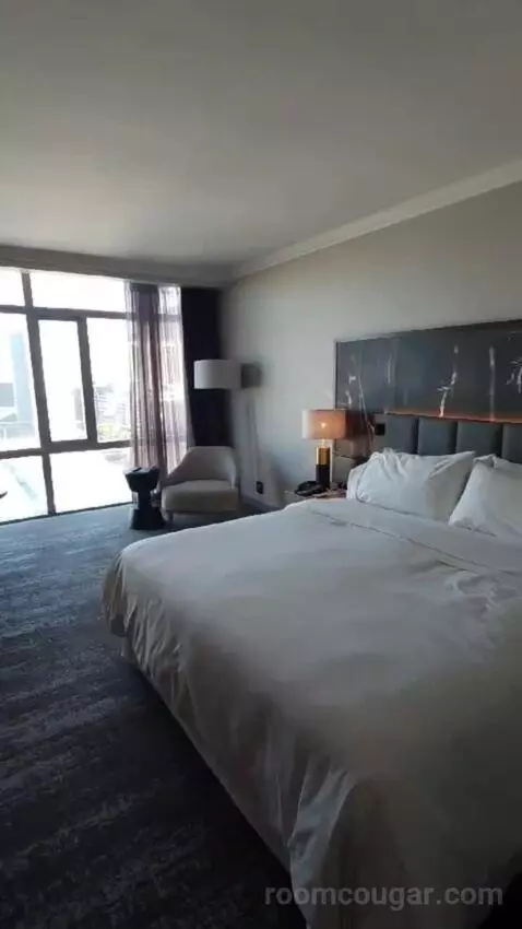 Executive King Room bed picture #5